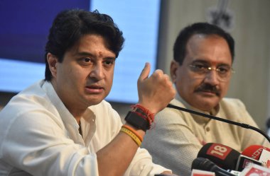 NEW DELHI INDIA 29 Mayıs 2023 Birlik Bakanı Jyotiraditya Madhavrao Scindia ve Delhi BJP Başkanı Virendra Sachdeva, merkezi hükümet hakkında 29 Mayıs 2023 tarihinde Yeni Delhi BJP ofisinde bir basın toplantısı düzenledi.