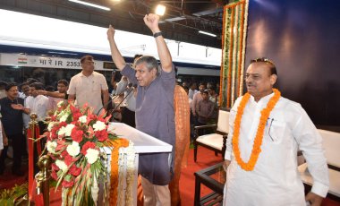 YENİ DELHI INDIA 25 Mayıs 2023 Hindistan Demiryolları Bakanı Ashwini Vaishnaw BJP MLA OM Prakash Sharma ile birlikte Anand Vihar Tren İstasyonu 'nda Başbakan Narendra Modi' nin Uttarakhand 'ın ilk yarı hızındaki Vande Bhar' ı neredeyse durdurması sonrasında