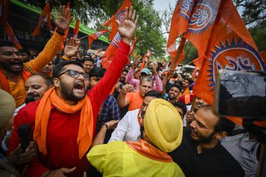 NEW DELHI INDIA MAYIS 12023 Vishwa Hindu Parishad ve Bajrang Dal üyeleri, 2 Mayıs 2023 tarihinde Yeni Delhi In 'de AICC genel merkezinin önünde Bajrang Dal hakkında yapılan sembolik protestolara karşı slogan attılar.