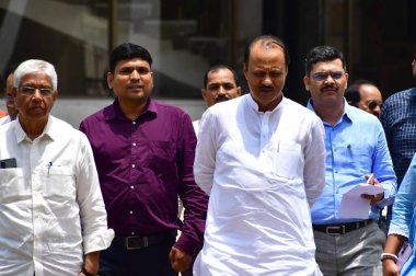 MUMBAI INDIA 15 Mayıs 2023 Milliyetçi Kongre Partisi NCP lideri Ajit Pawar 15 Mayıs 2023 'te Mumbai' de Vidhan Bhavan Nariman Noktası 'nda medyaya hitaben yaptığı konuşmada Maha Vikas Aghadi liderleri iki üyesi olabilecek bir panel oluşturmayı düşünüyorlar. 