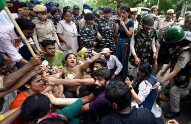 YENİ DELHI INDIA Mayıs 28 2023 Güreşçiler Vinesh Phorang Punia ve Sangeeta Phogat 28 Mayıs 2023 'te Yeni Delhi' de yeni parlamento binasına yapılan protesto yürüyüşü sırasında Delhi Polisi protestocuları ihlal ettiklerinde gözaltına aldı.