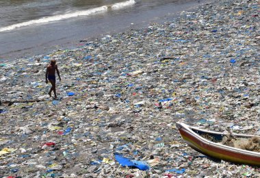 MUMBAI INDIA 31 Mayıs 2023 Bir adam Bhushan Koyande Hindustan Times tarafından Bombay Hindistan 'da 31 Mayıs 2023 tarihinde Badhwar Park Colaba' da deniz dalgaları tarafından geri atılan plastik atık üzerinde yürür. 