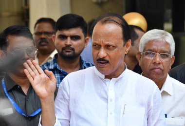 MUMBAI INDIA 15 Mayıs 2023 Milliyetçi Kongre Partisi NCP lideri Ajit Pawar 15 Mayıs 2023 'te Mumbai' de Vidhan Bhavan Nariman Noktası 'nda medyaya hitaben yaptığı konuşmada Maha Vikas Aghadi liderleri iki üyesi olabilecek bir panel oluşturmayı düşünüyorlar. 