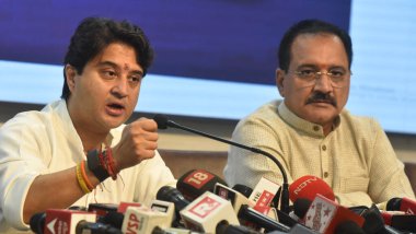 NEW DELHI INDIA 29 Mayıs 2023 Birlik Bakanı Jyotiraditya Madhavrao Scindia ve Delhi BJP Başkanı Virendra Sachdeva, merkezi hükümet hakkında 29 Mayıs 2023 tarihinde Yeni Delhi BJP ofisinde bir basın toplantısı düzenledi.