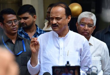MUMBAI INDIA 15 Mayıs 2023 Milliyetçi Kongre Partisi NCP lideri Ajit Pawar 15 Mayıs 2023 'te Mumbai' de Vidhan Bhavan Nariman Noktası 'nda medyaya hitaben yaptığı konuşmada Maha Vikas Aghadi liderleri iki üyesi olabilecek bir panel oluşturmayı düşünüyorlar. 