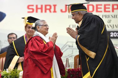 CHANDIGARH INDIA 20 Mayıs 2023 Yazar ve hayırsever Dr. Sudha N Murthy, 20 Mayıs 'ta Punjab Üniversitesi' nde düzenlenen 70. konferans sırasında Hindistan başkan yardımcısı Jagdeep Dhankhar tarafından Edebiyat D Litt fahri Doktorluğu derecesiyle onurlandırıldı.