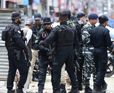 SRINAGAR INDIA Mayıs 18 2023 Ulusal Güvenlik Muhafız NSG Komandoları ve paramiliter kuvvetleri 18 Mayıs 2023 tarihinde Srinagar Hindistan 'da G20 ülkelerinden delegelerin G20 çalışma grubu toplantısı öncesinde takviye ediliyor.