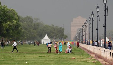 NEW DELHI INDIA 7 Mayıs 2023 Kartavya Yolu 'nda 7 Mayıs 2023 Yeni Delhi' de yağmur sırasında Sanjeev Verma Hindustan Times 