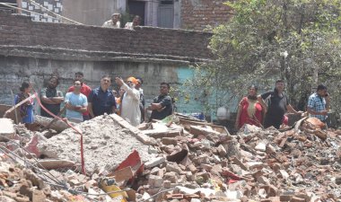 NEW DELHI INDIA MAYIS 31 2023 Yıkım DDA tarafından 31 Mayıs 2023 'te Kasturba Nagar' daki DDA Arazisi 'nde yasadışı inşaatla ilgili olarak Yeni Delhi Hindistan Fotoğrafı: Sonu Mehta Hindustan Times 