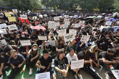 YENİ DELHI INDIA MAYIS 31 2023 Manipuri Kuki Zo kadınları, Meitei ve Kuki Zomi halkı arasında devam eden çatışmalarda 31 Mayıs 2023 tarihinde Yeni Delhi Hindistan 'da Jantar Mantar' da bir gösteri düzenledi.