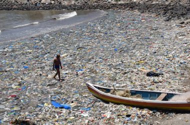 MUMBAI INDIA 31 Mayıs 2023 Bir adam Bhushan Koyande Hindustan Times tarafından Bombay Hindistan 'da 31 Mayıs 2023 tarihinde Badhwar Park Colaba' da deniz dalgaları tarafından geri atılan plastik atık üzerinde yürür. 