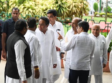 NEW DELHI INDIA MAYIS 29 Mayıs 2023 Kıdemli Kongre Liderleri Kamal Nath ve Jai Parkash Aggarwal Kongre Başkanı Mallikarjun Kharge ve Kongre Başkanı Rahul Gandhi ile 29 Mayıs 2023 tarihinde AICC 'de Vipin Kumar Hindu tarafından çekilmiştir.