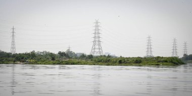 NEW DELHI INDIA MAYIS 7 2023 Vinai Kumar Saxena vali yardımcısı olarak Çin adasının görüntüsü Yamuna Çarşısı yakınlarındaki Yamuna Nehri yetkilileri tarafından yenilenen Mini Adaları denetliyor 7 Mayıs 2023 tarihinde Yeni Delhi Hindistan Fotoğrafı