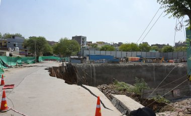 NEW DELHI INDIA 20 MAYIS 2023 İnşaat çalışmalarının bir kısmı sırasında mağaraya gömüldü Güney Delhi 'de Meydan Garhi metro istasyonu 15 metre derinlikte battı 20 Mayıs 2023' te Yeni Delhi Hindistan 'da yaralanan bildirilmedi