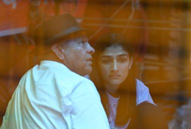 YENİ DELHI INDIA 6 Mayıs 2023 Sangita Phogat Babası Mahavir Phogat ile birlikte 6 Mayıs 2023 tarihinde Yeni Delhi 'deki Jantar Mantar' da protesto eden güreşçileri desteklemek için gelen Hintli güreşçiler WFI ve başkanı Brij Bhushan Shar 'a karşı protestolarına devam ettiler.