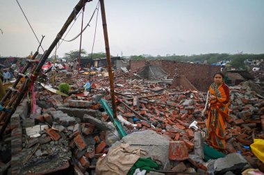 YENİ DELHI INDIA MAYIS 12023 YÖNETİ Yıkılmış yapılardan değerli eşyalarını çıkarırken, YASI ve bölge yönetiminin Tughlaqabad Kalesi yakınlarındaki yasadışı yapıları yıkmak için 1 Mayıs 2023 tarihinde Yeni Delhi Ind 'de yürüttüğü görülüyor.