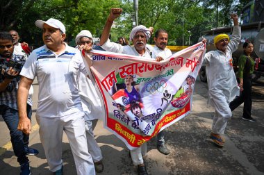 YENİ DELHI INDIA MAYIS 4 2023 Hintli güreşçilerin destekçisi, Hindistan Güreş Federasyonu Başkanı 'na karşı 4 Mayıs 2023' te Jantar Mantar 'da devam eden protestolarına destek vermek için geliyor.