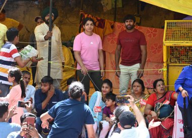 NEW DELHI INDIA MAYIS 8 2023 Protestocu Güreşçi Sakshi Malik ve Bajrang Punia 8 Mayıs 2023 tarihinde Jantar Mantar 'da Yeni Delhi Hindistan Fotoğrafı: Vipin Kumar Hindustan Times 