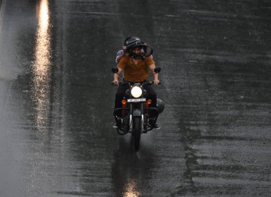 NOIDA INDIA MAYIS 32023 hafif yağmurda 38. sektör üzerinde 3 Mayıs 2023 Noida Hindistan Fotoğrafı: Sunil Ghosh Hindustan Times 