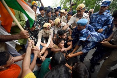 NEW DELHI INDIA 28 Mayıs 2023 Güreşçiler Yeni Delhi 'de 28 Mayıs 2023' te yeni parlamento binasına doğru yürüyüşü protesto ederken güvenlik görevlileri Vinesh Phogat 'ı gözaltına aldı.