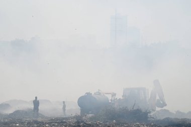 NEW DELHI INDIA 19 Mayıs 2023 Perşembe akşamı Sektör 30 'daki boş bir arsada çıkan yangın, yakındaki bölge sakinlerini 19 Mayıs' ta gözlerinde yanma hissi uyandırarak Cuma sabahına kadar yanmaya devam etti.