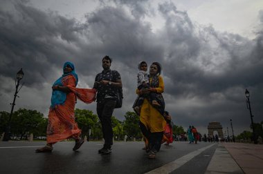 NEW DELHI INDIA MAYIS 32023 Kara bulutlar üzerinde süzülüyor Hindistan Kapısı yakınlarındaki Kartavya Yolu 3 Mayıs 2023 Yeni Delhi Hindistan Fotoğraf: Sanchit Khanna Hindustan Times 