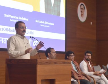 NEW DELHI INDIA 29 Mayıs 2023 Delhi BJP Başkanı Virendra Sachdeva ile Gençlik ve Spor Bakanı Anurag Takur, 29 Mayıs 'ta BJP Genel Merkezi' nde bir araya geldiler.