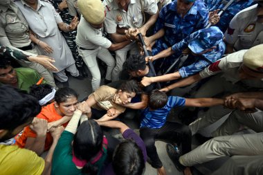 NEW DELHI INDIA 28 Mayıs 2023 Güvenlik personeli güreşçiler Vinesh Phogat ve Sangeeta Phogat 'ı Yeni Delhi' de 28 Mayıs 2023 'te yeni parlamento binasına doğru yapılan protesto yürüyüşünde gözaltına aldı.