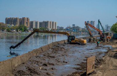 MUMBAI INDIA 18 Mayıs 2023 Maharashtra Genel Sekreteri Eknath Shinde ile birlikte Brihanmumbai Belediyesi Komiseri ve Yönetici Iqbal Singh Chahal, 18 Mayıs 2023 tarihinde Hindistan 'da BKC' de Mithi Nehri 'nin desilulasyon çalışmalarını denetliyor.