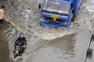 GURUGRAM INDIA MAYIS 27 2023 Araçlar, Narsinghpur köyü yakınlarındaki 48 nolu Ulusal Otoyol servis yolunda 27 Mayıs 2023 tarihinde Hindistan Gurugram 'da Parveen Kumar Hindustan Times tarafından çekilen fotoğraf 