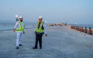 MUMBAI INDIA 24 Mayıs 2023 Başbakan Eknath Shinde ve DCM Devendra Fadnavis, Mumbai Trans Harbour Link MTHL üzerinde 24 Mayıs 2023 tarihinde Hindistan 'ın en uzun deniz köprüsü olacak.