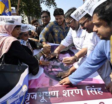 MUMBAI INDIA 6 Mayıs 2023 Aam Admi Party AAP çalışanları Kadam Nagar Behram Baug Jogeshwari 'de Hintli kadın güreşçilerin cinsel taciz iddiaları üzerine WFI Federasyonu başkanı ve BJP milletvekili Brij Bhushan Sharan Singh' i protesto etti 