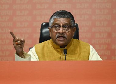 NEW DELHI INDIA MAYIS 26 Mayıs 2023 Kıdemli BJP Lideri Ravi Shankar Prasad, 26 Mayıs 2023 tarihinde Yeni Delhi Hindistan 'da DDU Marg' daki BJP genel merkezinde basın personeline hitap etti. 