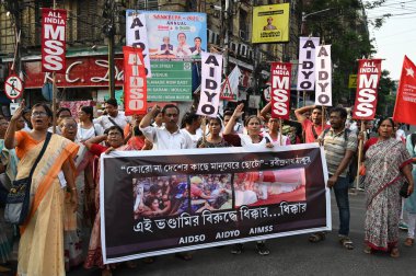 KOLKATA INDIA MAYIS 29 2023 AIDSO AIDYO AIMSS öğrencileri ve SUCI C parti üyelerinin gençlik kanatları Hindistan 'ın en iyi güreşçilerine düzenlenen polis saldırısına karşı düzenlenen bir protesto mitinginde onları gözaltına aldı ve daha sonra Delhi' de Güreş Federasyonu Ind 'nin tutuklanmasını talep etti.