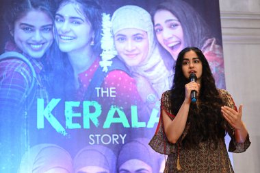 KOLKATA, INDIA MAYIS 13: Bollywood oyuncusu Adah Sharma, 13 Mayıs 2023 tarihinde Hindistan 'ın Kolkata kentinde JW Marriott Oteli' nde The Kerala Story filminin tanıtımı için medyayla iletişime geçti.. 