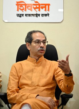 MUMBAI INDIA MAYIS 4 2023 Shiv Sena UBT şefi Uddhav Thackeray 4 Mayıs 2023 tarihinde Mumbai Hindistan 'da Vijay Bate Hindustan Times tarafından yapılan basın toplantısında bir konuşma yaptı. 