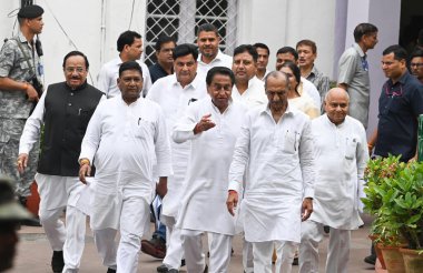 NEW DELHI INDIA MAYIS 29 Mayıs 2023 Kıdemli Kongre Liderleri Kamal Nath ve Jai Parkash Aggarwal Kongre Başkanı Mallikarjun Kharge ve Kongre Başkanı Rahul Gandhi ile 29 Mayıs 2023 tarihinde AICC 'de Vipin Kumar Hindu tarafından çekilmiştir.