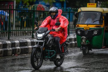 NEW DELHI INDIA Mayıs 27 2023 Yağmurlu bir sabah Doğu Delhi 'de 27 Mayıs 2023 Yeni Delhi Hindistan Fotoğrafı: Raj K Raj Hindustan Times 