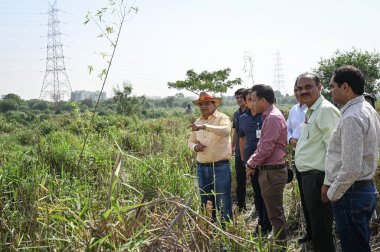 NEW DELHI INDIA 7 Mayıs 2023 Vinai Kumar Saxena Delhi Vali Yardımcısı, 7 Mayıs 2023 tarihinde Yamuna Çarşısı yakınlarındaki Yamuna Nehri 'ndeki yetkililer tarafından yenilenmekte olan Mini Adaları ziyareti sırasında Kiraz Adası' nı teftiş eder.