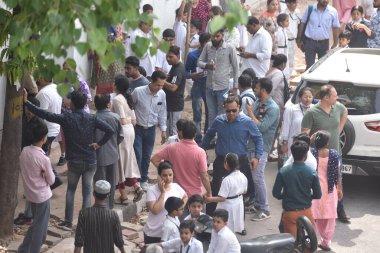 NEW DELHI: 26 Nisan 2023 - Delhi Devlet Okulu DPS Mathura Yolu 'nda 26 Nisan 2023' te Delhi Devlet Okulu 'na bomba tehdidi aldıktan sonra çocuklarıyla birlikte aileleri ayrıldı..