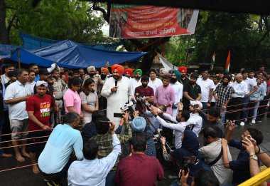 NEW DELHI INDIA MAY 1 2023 Navjot Singh Sidhu address the media personnel comes to support protesting wrestlers Bajrang Punia and Sakshi Malik and Vinesh Phogat at Jantar Mantar on May 1 2023 in New Delhi India Photo by Vipin Kumar Hindustan Times  clipart