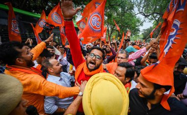 NEW DELHI INDIA MAYIS 12023 Vishwa Hindu Parishad ve Bajrang Dal üyeleri, 2 Mayıs 2023 tarihinde Yeni Delhi In 'de AICC genel merkezinin önünde Bajrang Dal hakkında yapılan sembolik protestolara karşı slogan attılar.