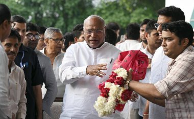 NEW DELHI INDIA 14 Mayıs 2023 Kongre Başkanı Mallikarjun Kharge, 14 Mayıs 2023 'te Yeni Delhi' deki evine gelişiyle karşılandı. Fotoğraf: Sanjeev Verma Hindustan Times 