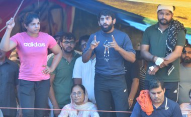 NEW DELHI INDIA MAYIS 4 2023 Güreşçi Bajrang Punia Sakshi Malik ve yaralı Rahul Yadav Clash ile birlikte 12 gün süren güreşçiler, Hindistan Güreş Federasyonu başkanına karşı Dharna 'yı protesto ederken Gece yarısı polis destekçilerine hitaben bir konuşma yaptı