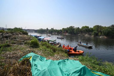 NEW DELHI INDIA 7 Mayıs 2023 Vinai Kumar Saxena Valisi olarak Cherry Adası manzarası Yamuna Çarşısı yakınlarındaki Yamuna Nehri yetkilileri tarafından yenilenen Mini Adaları denetliyor.