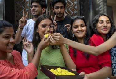 MUMBAI INDIA 25 Mayıs 2023 Ruia Koleji 'nden Krisha Jain, HSC 12. Sınav sonuçlarının Mumbai Hindistan' da 25 Mayıs 2023 'te Dadar' da açıklanmasının ardından bilim akışında% 91 puan alarak kutlamalar yaptı.