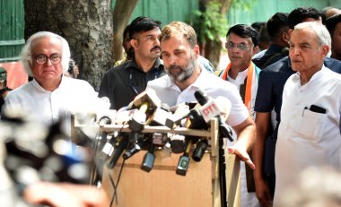 NEW DELHI INDIA 13 Mayıs 2023 Kongre Başkanı Rahul Gandhi, 13 Mayıs 2023 tarihinde Yeni Delhi Hindistan Kongresi 'nde yapılan AICC Genel Merkezi' nde yapılan Karnataka Meclis Seçimi 'ni kazandıktan sonra basın mensuplarına hitaben yaptığı konuşmada, 224 sandalyede 135 sandalye kazandı. 