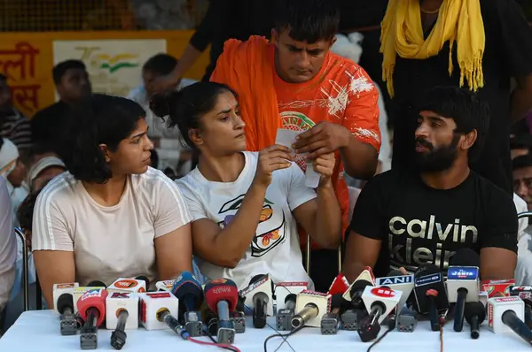 NEW DELHI INDIA 6 Mayıs 2023 Protesto güreşçileri Sakshi Malik Vinesh Phogat ve Bajrang Punia, 6 Mayıs 2023 tarihinde Yeni Delhi 'de Jantar Mantar' da basın mensuplarına brifing verdi.