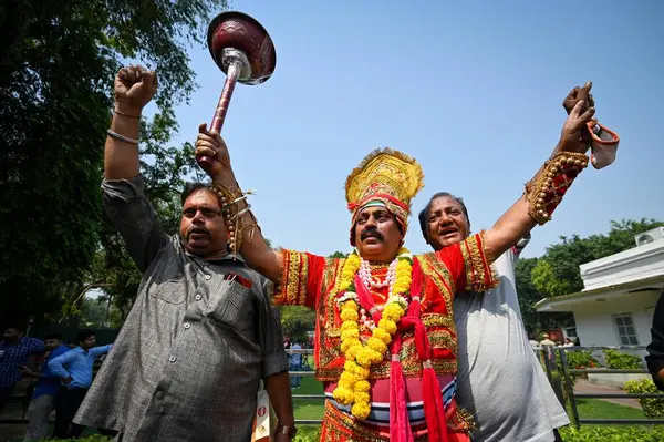 NEW DELHI INDIA 13 Mayıs 2023 Kongre destekçileri, 13 Mayıs 2023 'te AICC' de yapılan Kongre Seçimleri 'nin zaferini kutluyor. Hindistan Kongresi, 224 sandalyelik bir eyalette 113 sandalyenin çok üzerinde 135 sandalye kazandı.