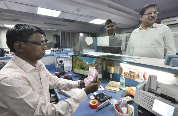 stock image NEW DELHI INDIA MAY 23 2023 A Bank staff counting and checking Rs 2000 Notes at CP on May 23 2023 in New Delhi India The Reserve Bank of India has announced for withdrawal of Rs 2 000 currency notes from circulation and existing notes in circulation 